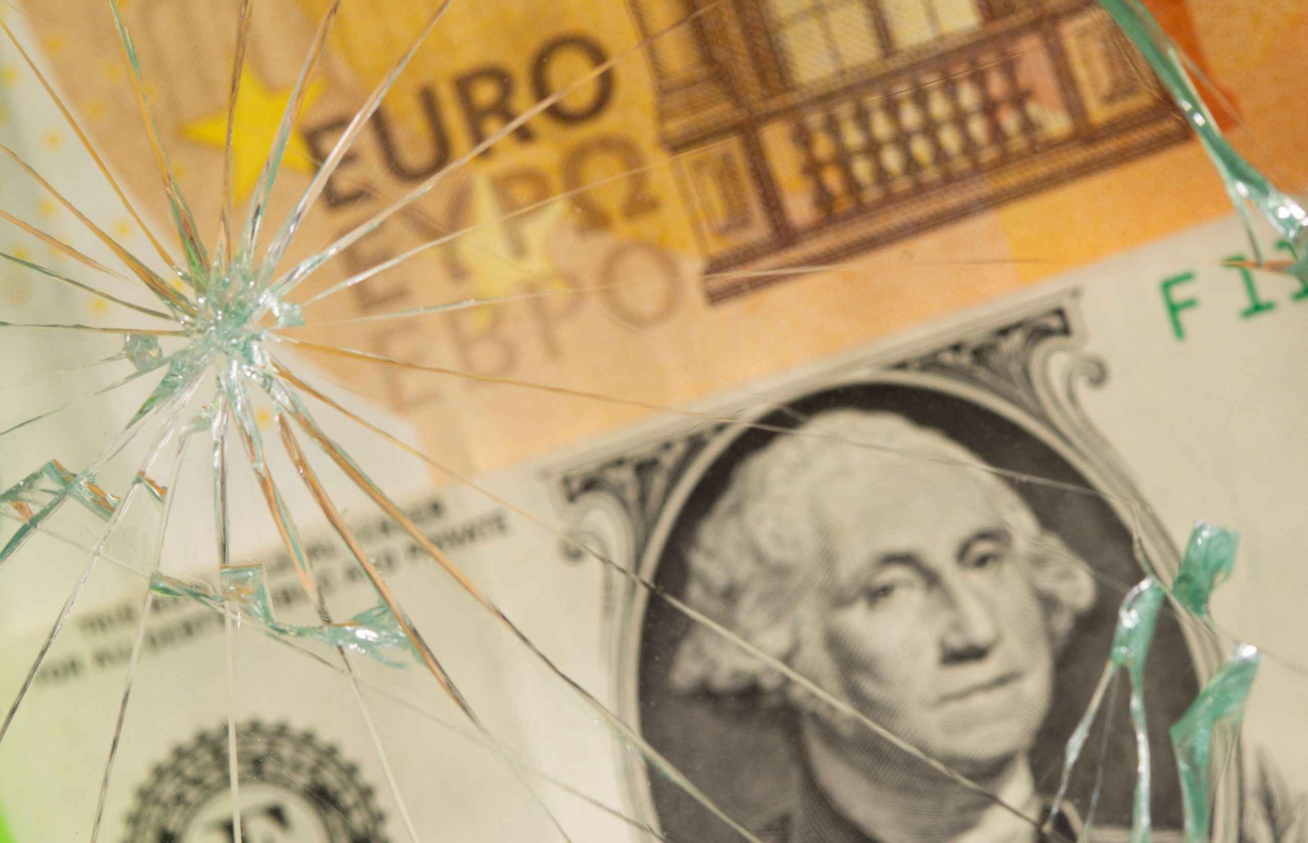 Ευρώ: Σε χαμηλό τριμήνου μετά τις γερμανικές αμφιβολίες για ισχυρή ανάκαμψη