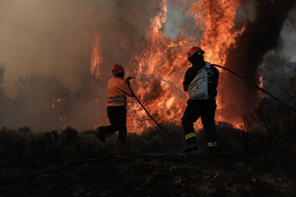 Μέθανα: Μάχη με τις φλόγες και το χρόνο – Ενισχύονται οι δυνάμεις της Πυροσβεστικής