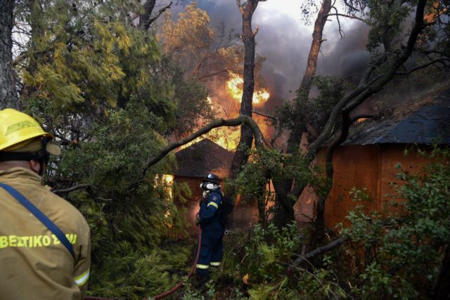 Φωτιά στην Αχαΐα – Τι πρέπει να κάνουν οι οδηγοί – Ποιοι δρόμοι παραμένουν κλειστοί