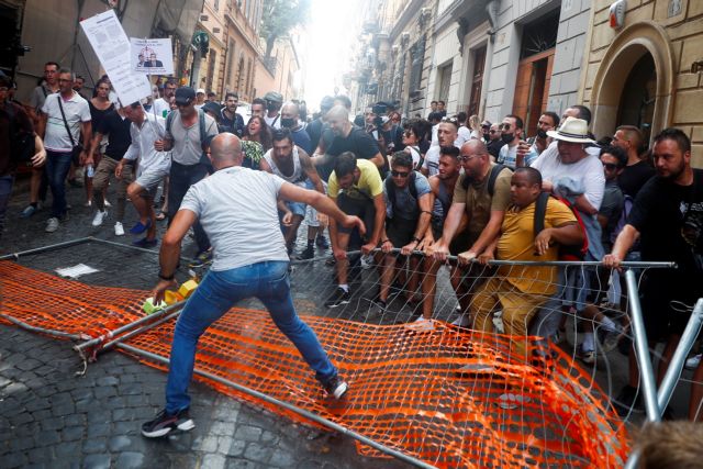 Στους δρόμους οι Ιταλοί για το «πράσινο πάσο»