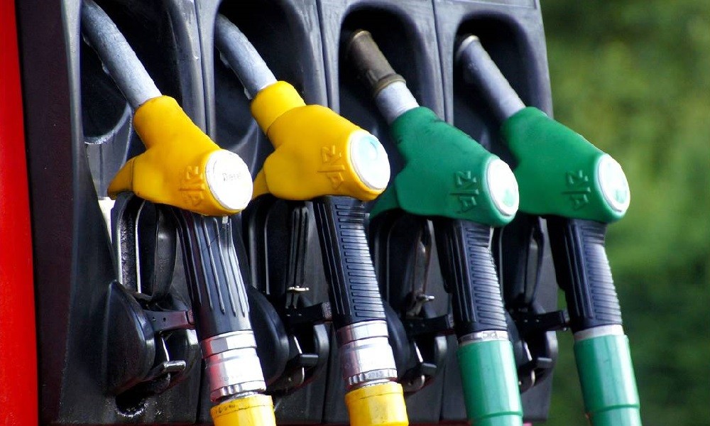 «Καίνε» τους καταναλωτές τα ακριβά καύσιμα ενόψει διακοπών