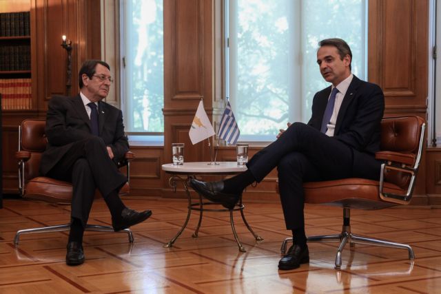 Mitsotakis, Anastasiades speak by phone in wake of devastating wildfires on the island republic