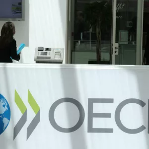 ΟΟΣΑ: Ανάπτυξη 2%, πληθωρισμός 2,5% για το 2025 στην Ελλάδα