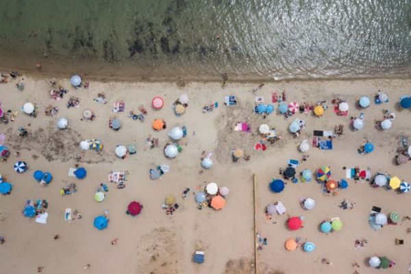Παραλίες: 10+2 οδηγίες για τη… μάχη της ομπρέλας