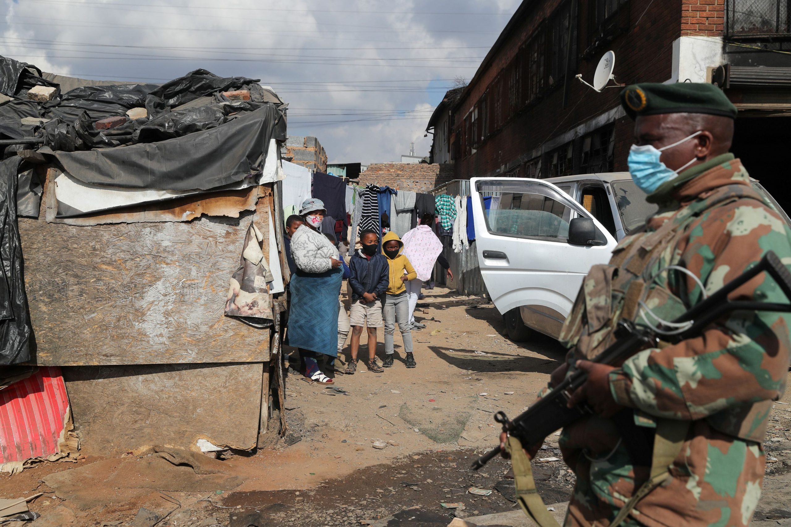 Nότια Αφρική: Βυθίζεται το ραντ μετά τα πολύνεκρα επεισόδια