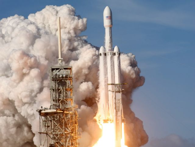 Η SpaceX και μία καναδική start-up οραματίζονται διαφημίσεις στο διάστημα