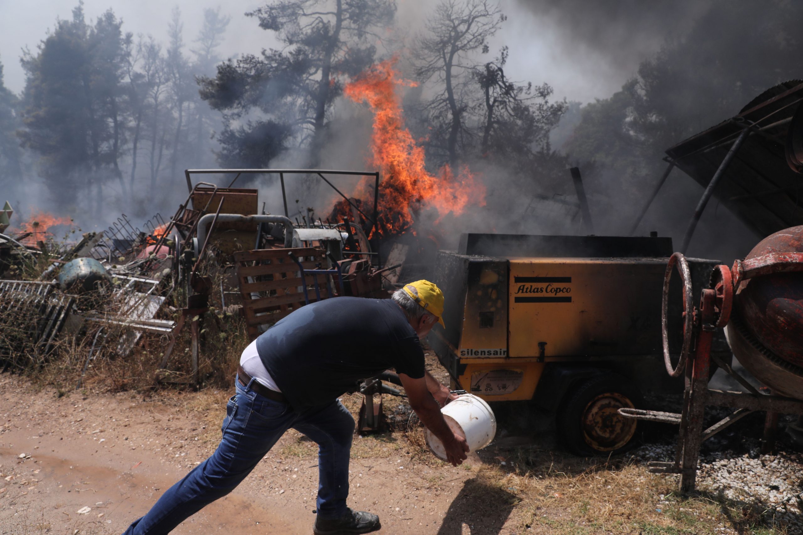 Φωτιά σε Σταμάτα, Ροδόπολη και Διόνυσο: «Ακούστηκαν τέσσερα γκαζάκια να σκάνε»