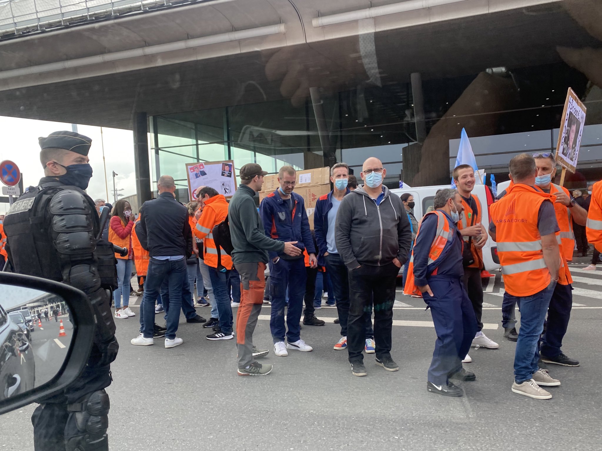 Γαλλία: Απεργίες σε τρένα και αεροδρόμια στο πρώτο σαββατοκύριακο των «αδειούχων»