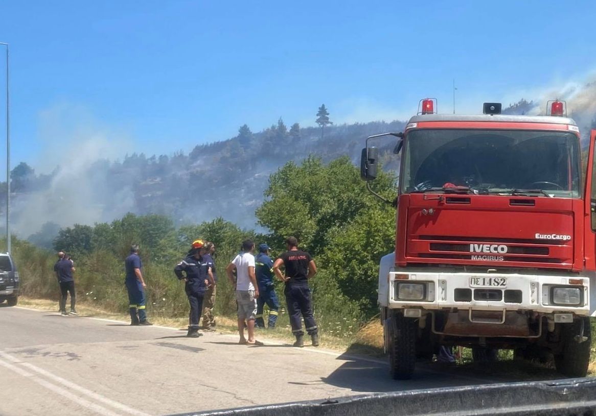 Σε εξέλιξη τέσσερα πύρινα μέτωπα  – Μεγάλη αναζωπύρωση στον Βαρνάβα