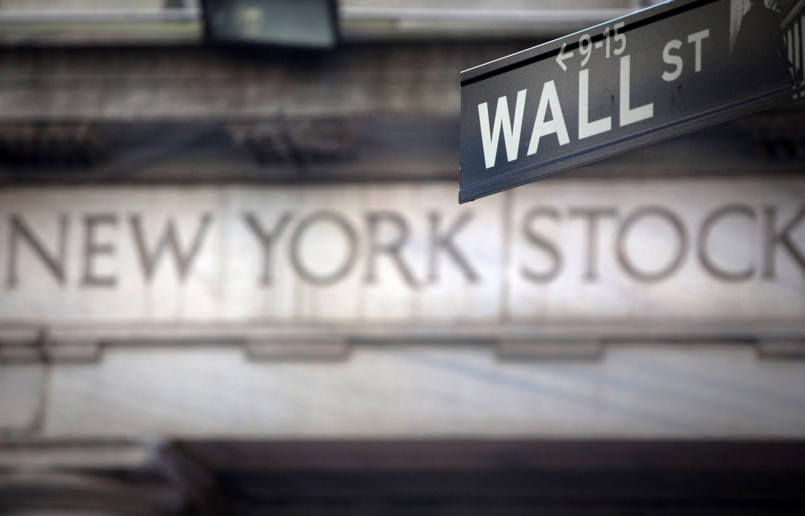 Wall Street – Πτωτικές τάσεις προκαλεί η ανησυχία για την πανδημία και την αγορά εργασίας