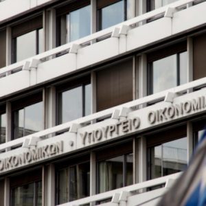 Bloomberg: Η Ελλάδα είναι μία από τις μόλις τέσσερις ευρωπαϊκές χώρες με αναμενόμενο δημοσιονομικό πλεόνασμα