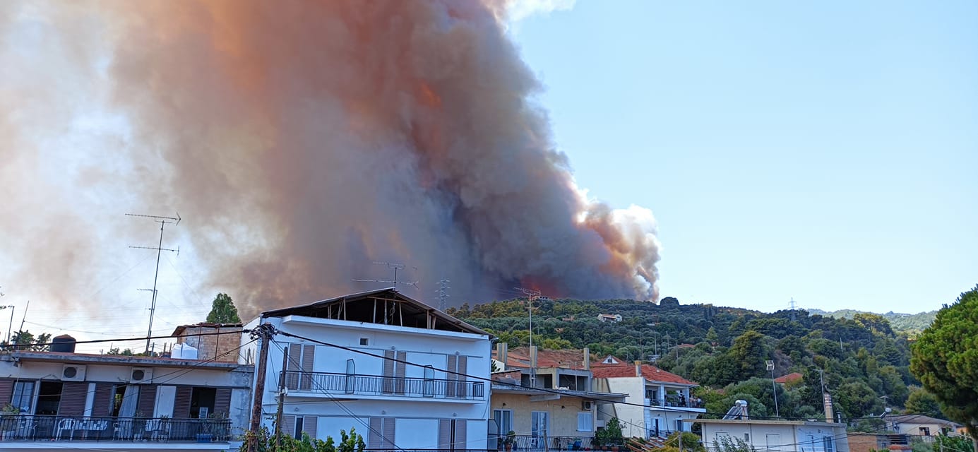 Aνεξέλεγκτη φωτιά στη Ζήρια Αχαΐας – Εκκενώνονται τέσσερις οικισμοί, απομακρύνθηκαν λουόμενοι