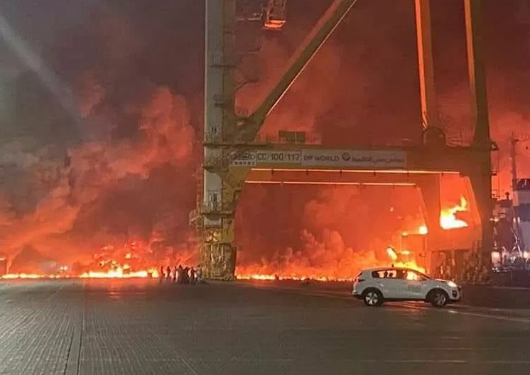ΗΑΕ: Έκρηξη στο Ντουμπάι – Μεγάλη πυρκαγιά σε φορτηγό πλοίο στο λιμάνι Τζεμπέλ Αλί