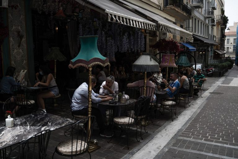 Κορωνοϊός: Επιστροφή μέτρων μετά την αύξηση των κρουσμάτων