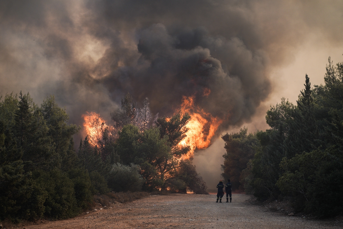 Σε πύρινη «πολιορκία» η χώρα – Μεγάλες φωτιές από Αττική μέχρι Μεσσηνία και Εύβοια