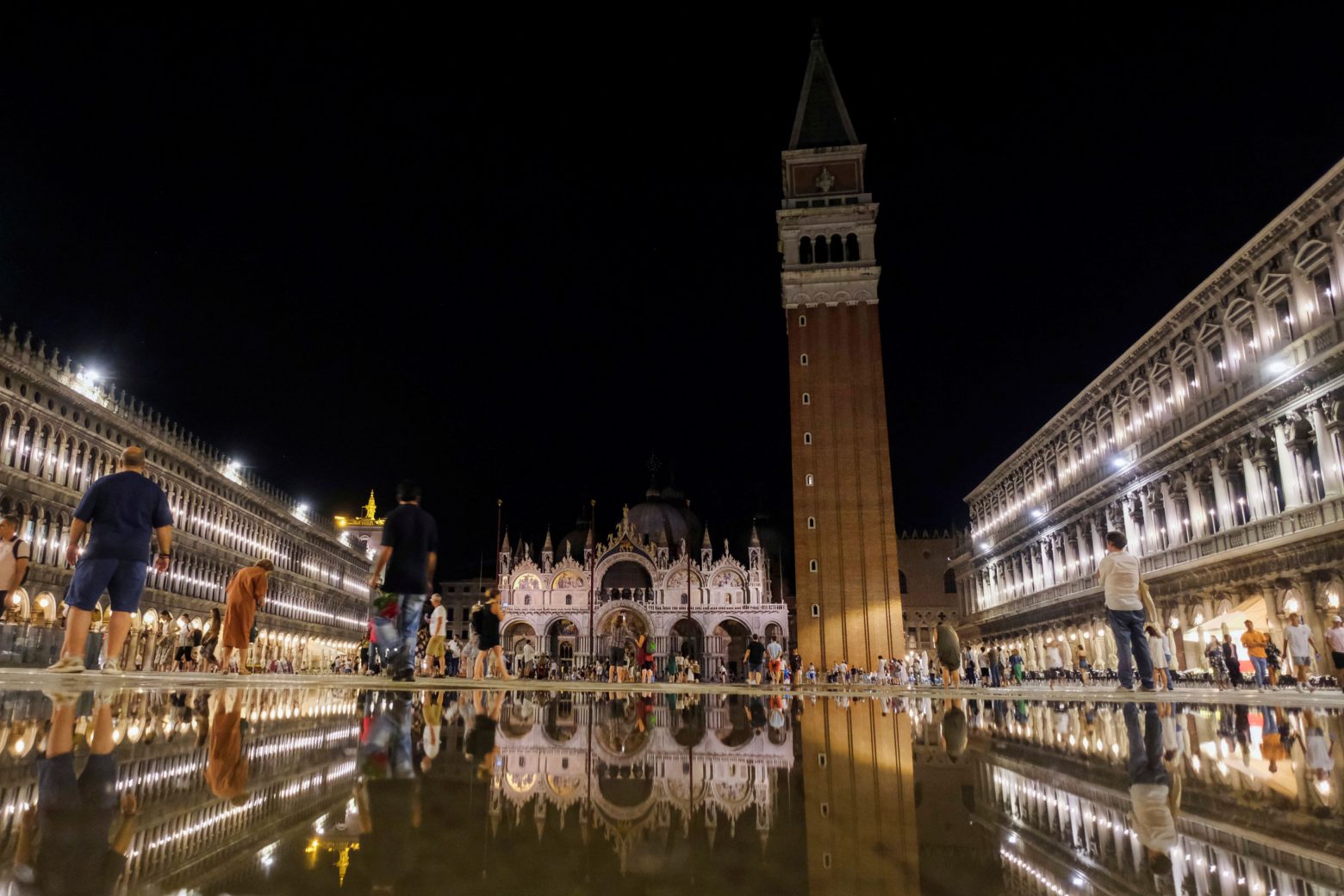 Βενετία – Το φαινόμενο «acqua alta» πλημμύρισε την πλατεία Αγίου Μάρκου [Video]