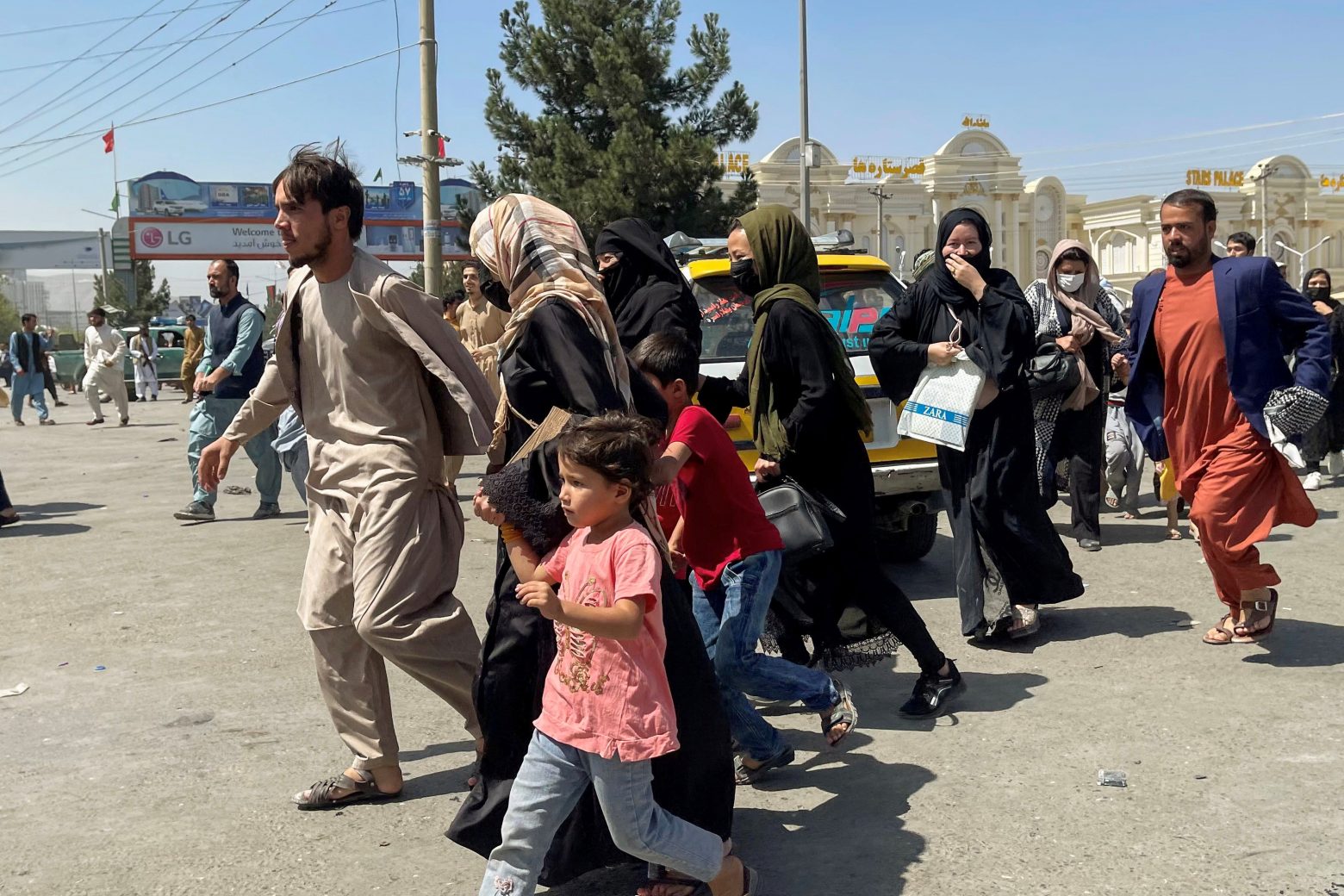 Στο αεροδρόμιο της Καμπούλ 11 Αφγανοί που απεγκλώβισε η ελληνική πρεσβεία