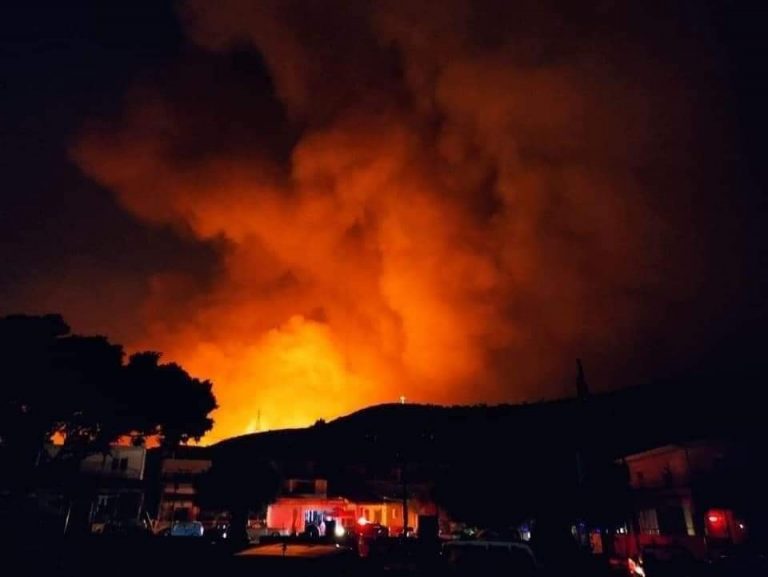 Ρόδος – Ολονύκτια μάχη με τις φλόγες – Ισχυροί άνεμοι δυσκολεύουν την κατάσβεση
