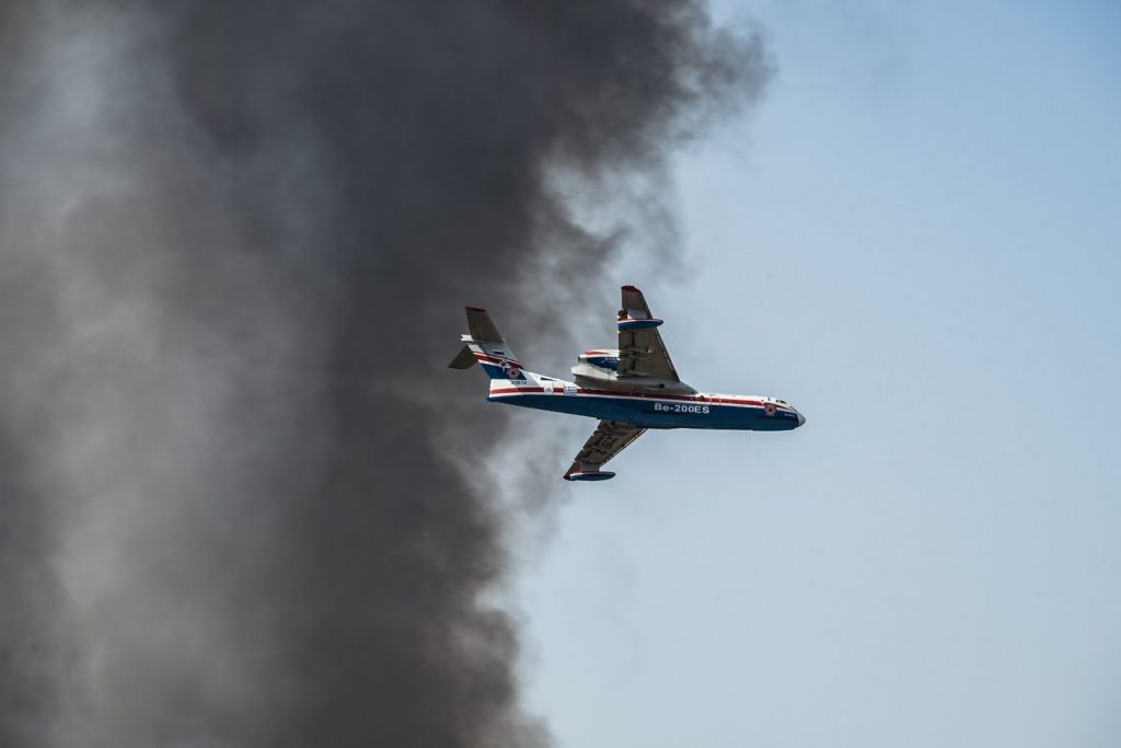 Συγκλονιστικά πλάνα μέσα από το πιλοτήριο του ρωσικού Beriev-200