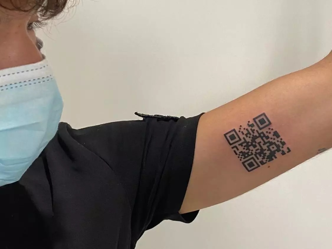 Ένας 22χρονος Ιταλός έκανε τατουάζ… το υγειονομικό πάσο του