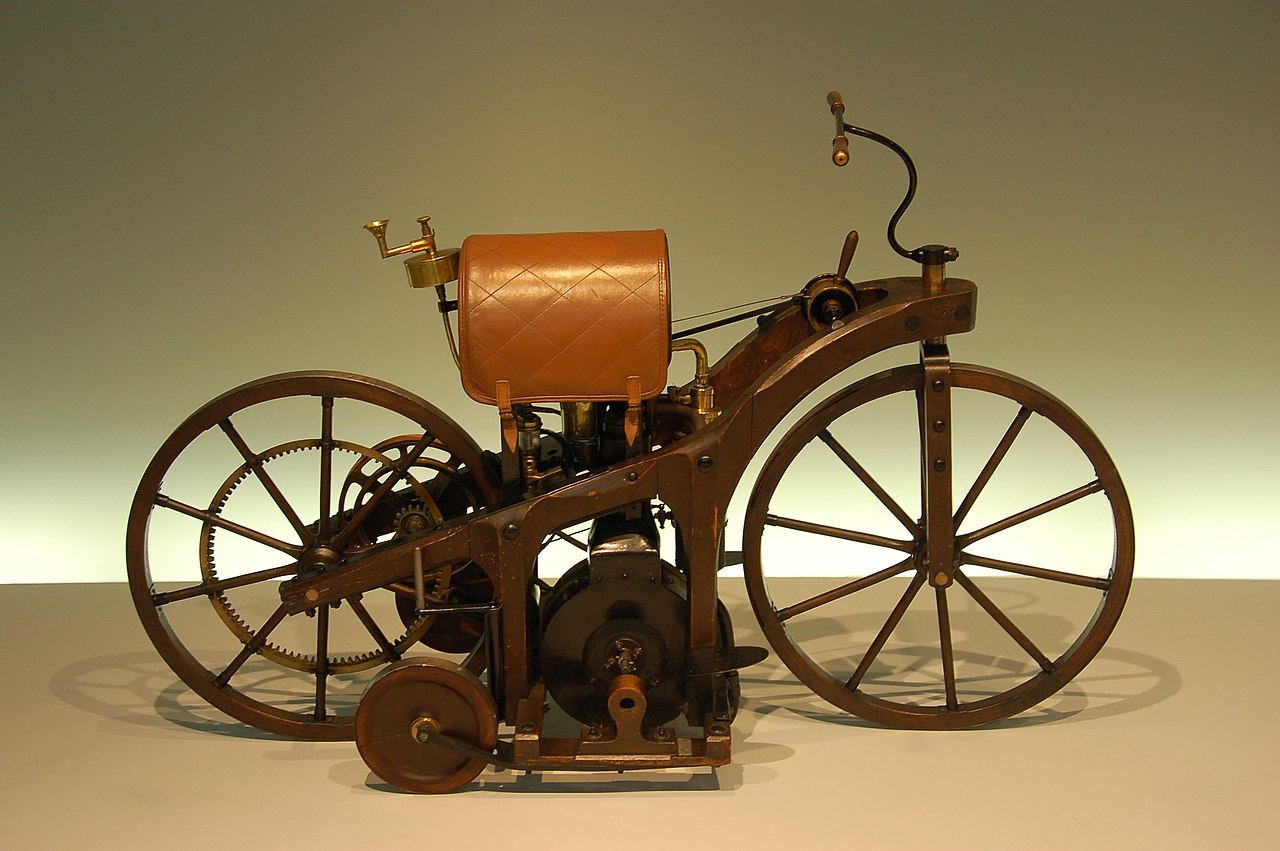 Στις 29 Αυγούστου 1885, ο Gottlieb Daimler ζητά δίπλωμα ευρεσιτεχνίας για το πρώτο βενζινοκίνητο όχημα