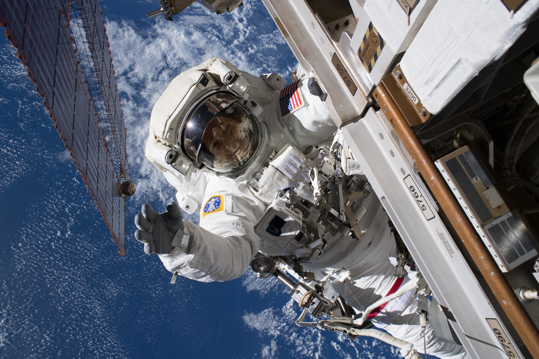 Η NASA ακυρώνει τις νέες της διαστημικές στολές, ο Μασκ προσφέρεται να βοηθήσει