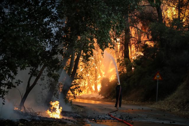 Εφιάλτης δίχως τέλος – Σε πύρινο κλοιό η χώρα – Ανεξέλεγκτα τα πύρινα μέτωπα σε Αττική, Εύβοια και Πελοπόννησο