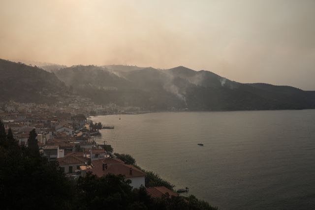 Φωτιά στην Εύβοια – Ανεξέλεγκτα μέτωπα και αναζωπυρώσεις παντού – Απειλούνται δεκάδες οικισμοί