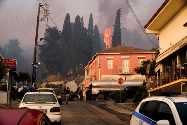 Φωτιά στην Ηλεία – Μάχη για να μη περάσει στον αρχαιολογικό χώρο της Αρχαίας Ολυμπίας