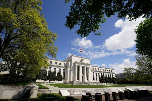 Fed: Σε συμπληγάδες έναν χρόνο μετά τη πρώτη αύξηση των επιτοκίων