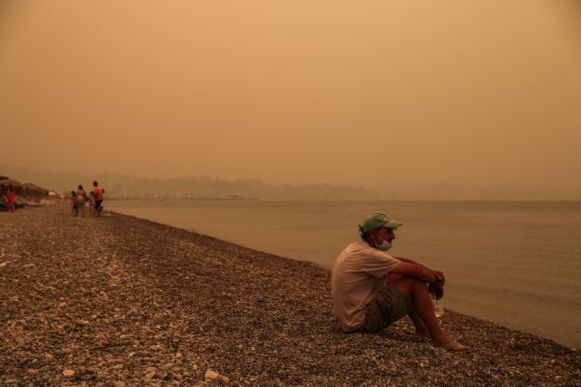 Φωτιά στην Εύβοια – Εκκενώσεις διά θαλάσσης – Οι κάτοικοι φτιάχνουν μόνοι τους αντιπυρικές ζώνες