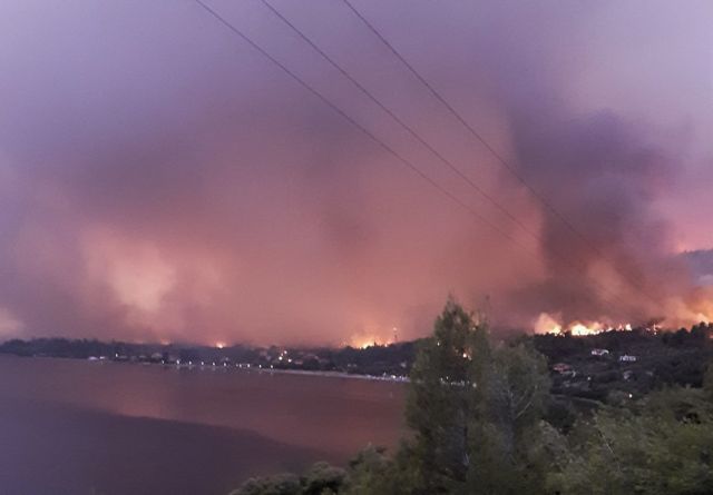 Φωτιά στην Εύβοια – Πληροφορίες για αποκλεισμένους – «Βοηθήστε μας, θα θρηνήσουμε ανθρώπινες ζωές»