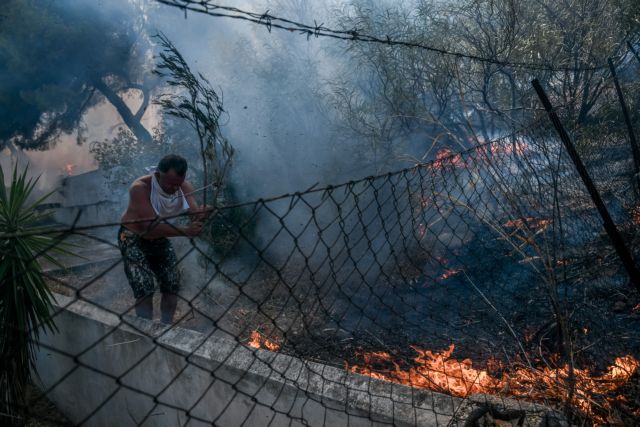 Βίλια – Εκτός ελέγχου η φωτιά