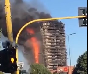 Ουρανοξύστης τυλίχτηκε στις φλόγες στο Μιλάνο