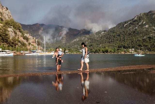 Φωτιές στην Τουρκία – Τουρίστες και κάτοικοι εγκαταλείπουν ξενοδοχεία και σπίτια για να σωθούν [Video]