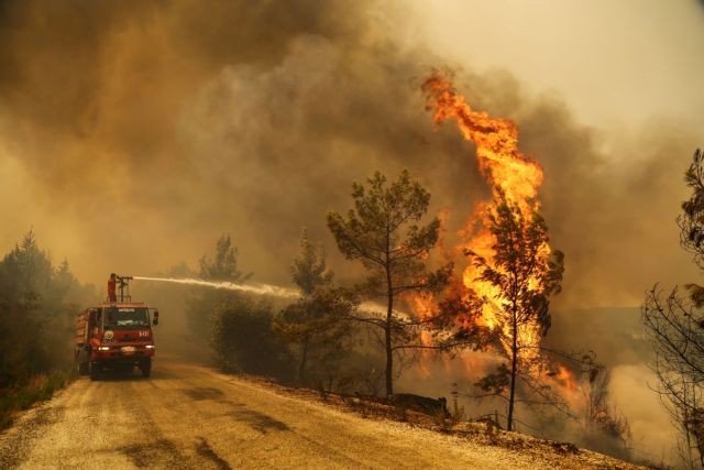 Twelve communities evacuated at Gortinia, Peloponnese, as wildfire rages out of control