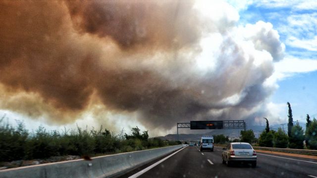 Φωτιές – Χωρίς διόδια η Αττική Οδός – Ποιοι δρόμοι του Λεκανοπεδίου παραμένουν κλειστοί