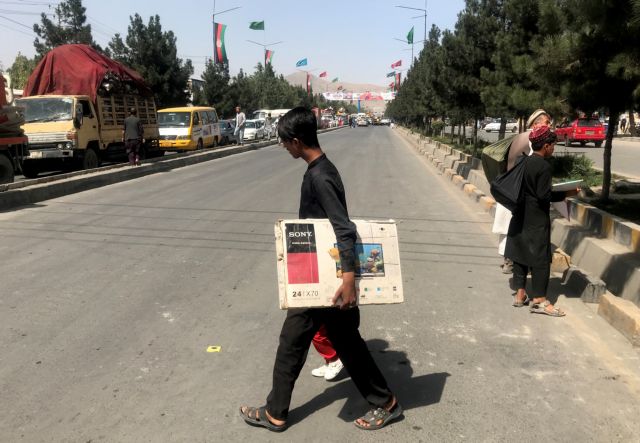 Σκηνές απόλυτου χάους στην Καμπούλ – «Ειρηνική μετάβαση» υπόσχονται οι Ταλιμπάν