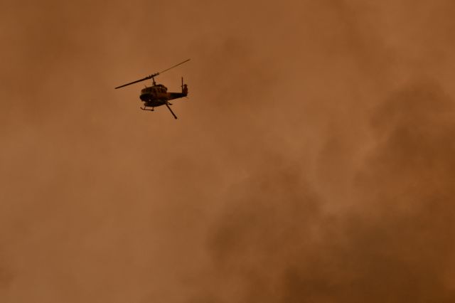 Ολονύχτια μάχη με τις φλόγες στα Βίλια – Οριοθετήθηκε η πυρκαγιά στην Κερατέα