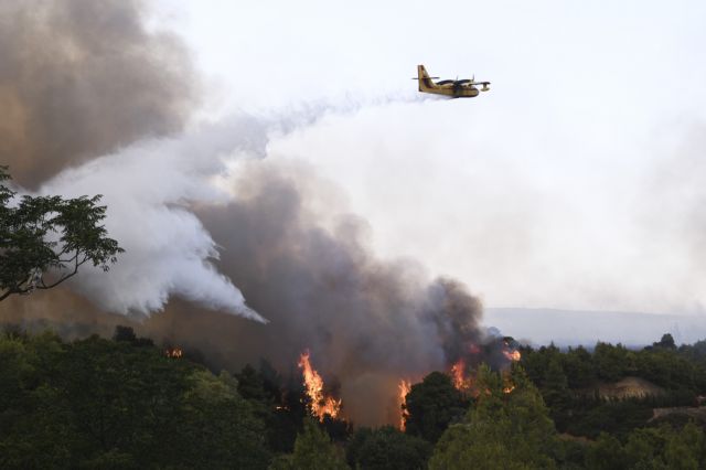 Αντιπαράθεση ΣΥΡΙΖΑ – κυβέρνησης για τον αριθμό των αεροσκαφών που επιχειρούν στη φωτιά