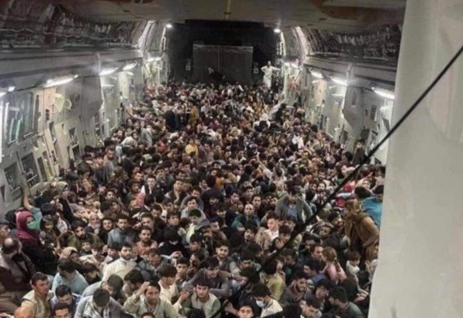 Αφγανιστάν – Συγκλονιστική εικόνα με 600 άνθρωπους στοιβαγμένους σε αεροσκάφος