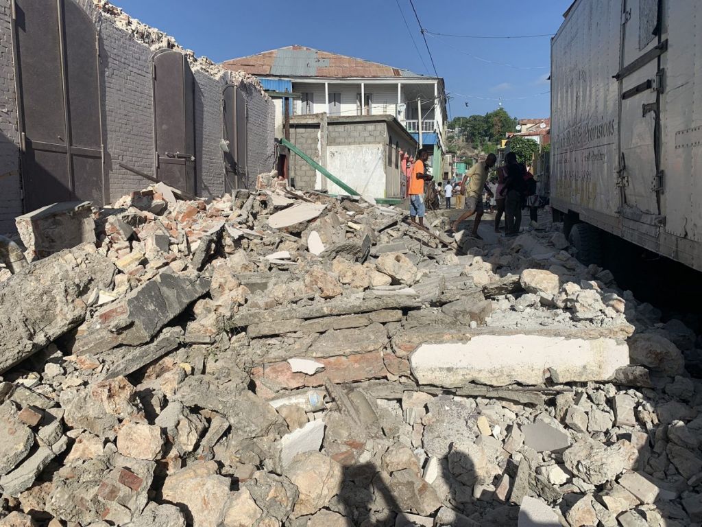 Αϊτή – Κοντά στους 1.300 οι νεκροί λόγω του σεισμού