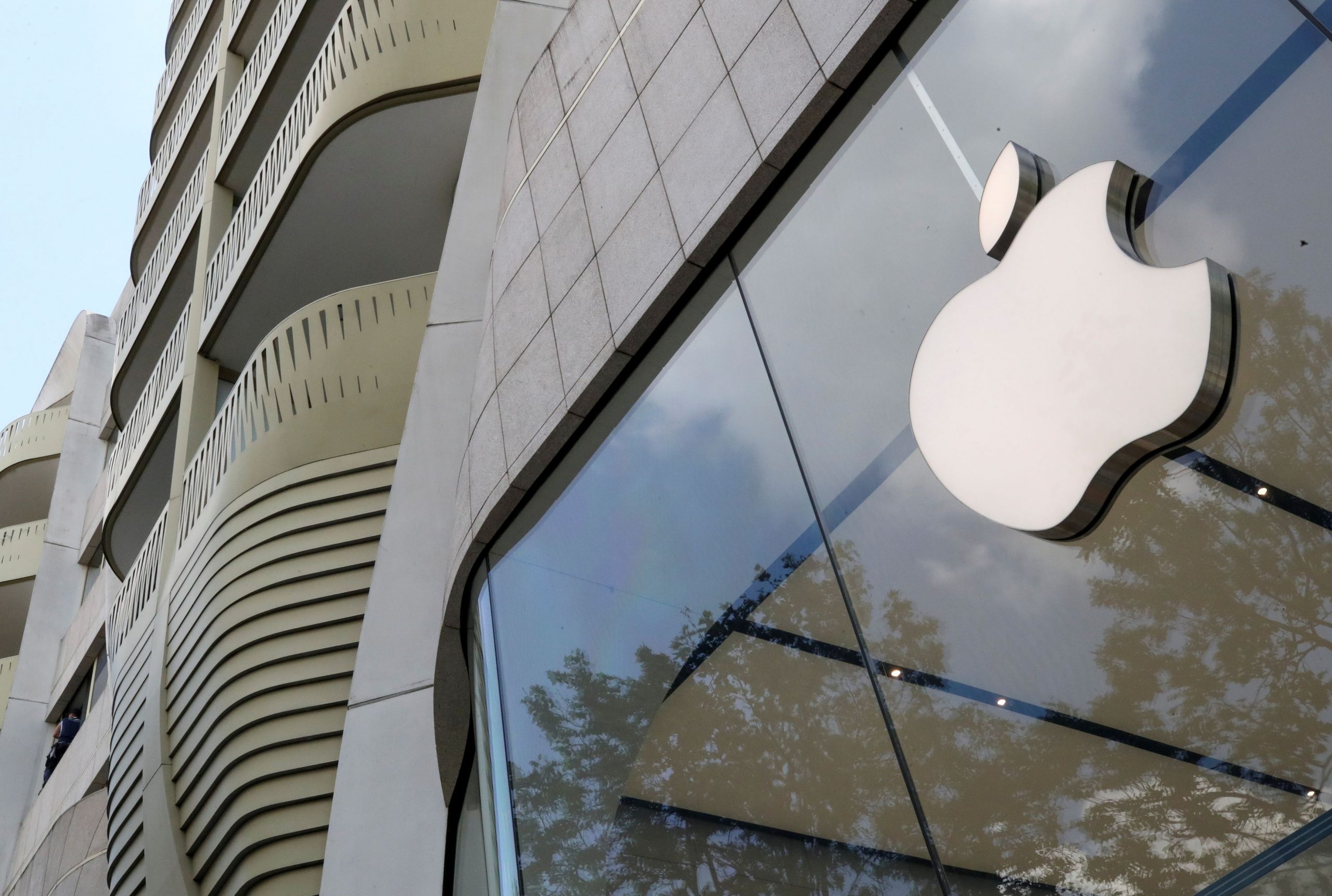 Apple – Καθυστερεί η επιστροφή στα γραφεία για τους εργαζόμενους