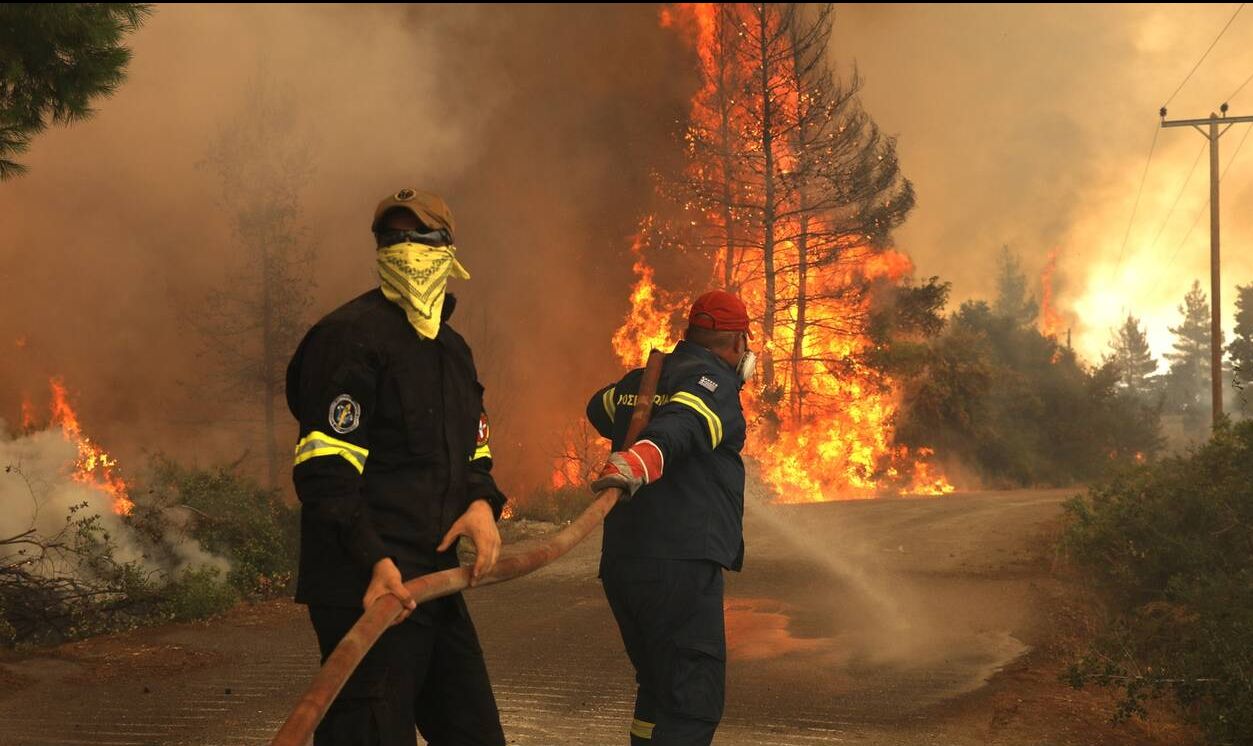 Φωτιά στη Γορτυνία – Χτυπούν οι καμπάνες για να απομακρυνθεί ο κόσμος – Εκκένωση χωριών