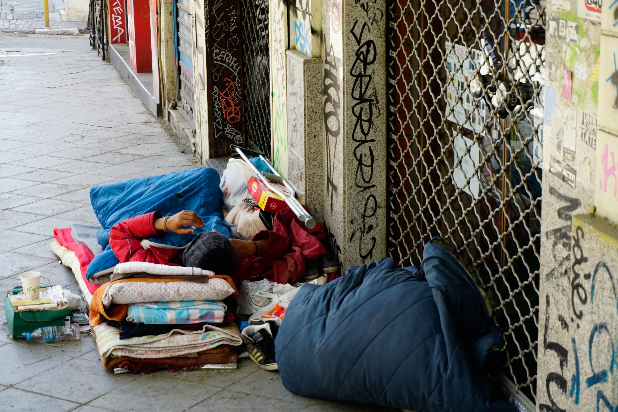 Κακοκαιρία: Πώς θα προστατευθούν οι άστεγοι σε κάθε δήμο από τις χαμηλές θερμοκρασίες