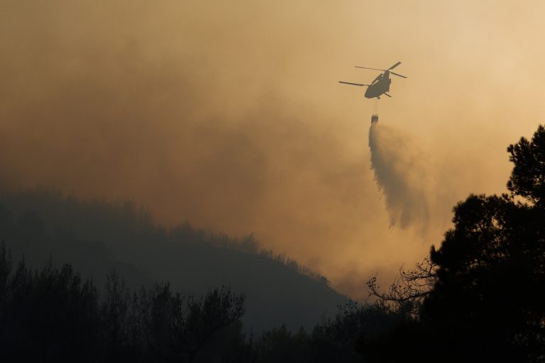Αιγιάλεια: Μαίνεται η μεγάλη φωτιά, 16 οι τραυματίες [Video]