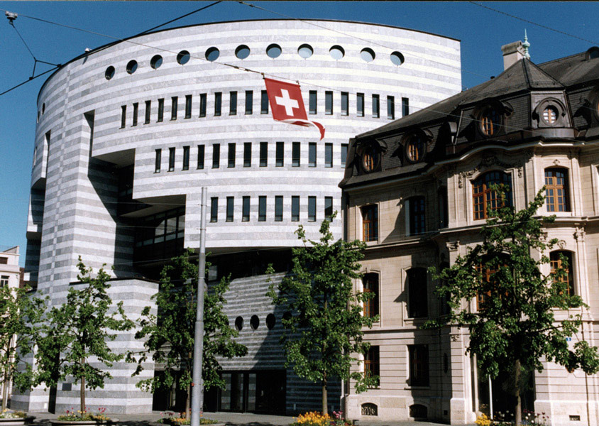 BIS: Καλεί τις κεντρικές τράπεζες να αυξήσουν τα επιτόκια «γρήγορα και αποφασιστικά»