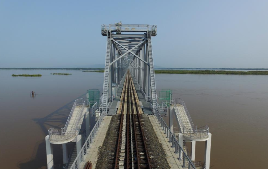Ολοκληρώθηκε η πρώτη σιδηροδρομική γέφυρα μεταξύ Κίνας και Ρωσίας