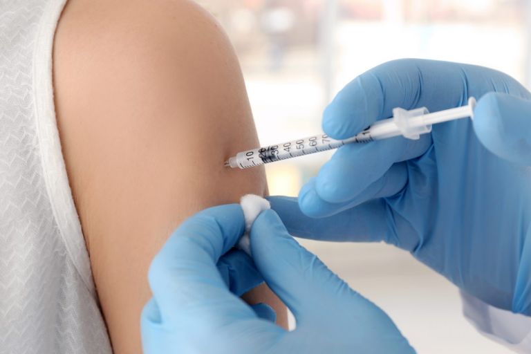 Πέτσας – Εξετάζεται η επέκταση του υποχρεωτικού εμβολιασμού  – Ποιους κλάδους αφορά