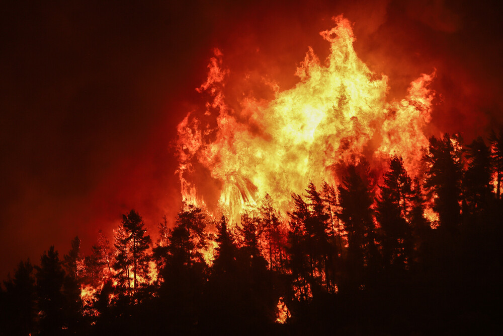 Πυρκαγιές – Διαρκής μάχη με τις αναζωπυρώσεις στην Εύβοια – Εφιάλτης και στην Αρκαδία